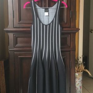 Women’s black/white S sleeveless dress.